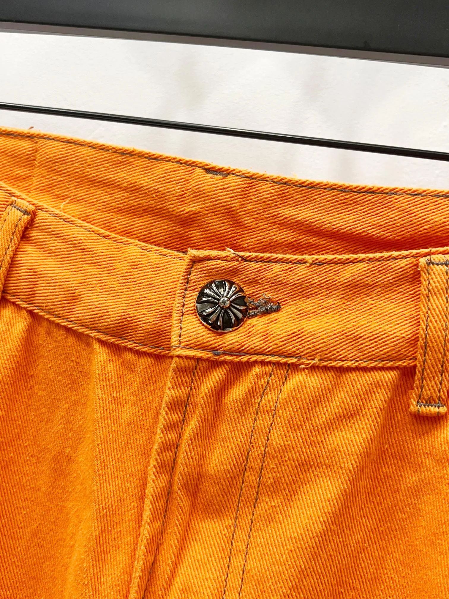 P220 style number: (K560) ChromeHeart & Chrome Heart Same style as Yang and Su Extinct Virgil co-branded flare jeans Original hardware accessories washed and other elevators, QR code analysis are all purchased from the original factory, high degree of restoration, welcome to compare with a certain product ~ Three-dimensional version Loose and comfortable, not picky about the figure Appear tall and slim Large factory Seiko Original factory quality control Same style for men and women Can be matched with couples Versatile recommendation Necessary jeans for all seasons Hipsters have been disappointed From the quality selection of fabrics, the tailoring of details, and the matching of patterns, everything is impeccable! The upper body is so handsome when worn...it can be easily worn by men, women and children! The craftsmanship is made of heavy-duty washed pure cotton denim fabric. After washing, it is soft and thick and looks very stylish when worn. Size: 30-32-34-36 Color: Orange